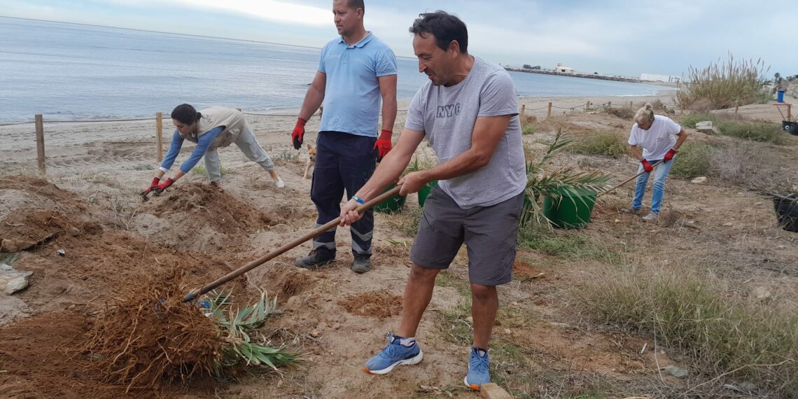 Los defensores de las dunas de Marbella