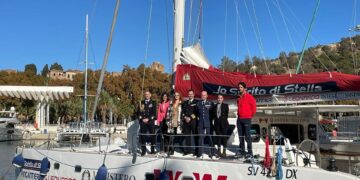 El catamarán Wheels on Waves llega a la marina de megayates de Málaga en su vuelta al mundo solidaria
