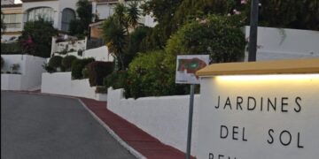 Arreglos en el alumbrado público de Jardines del Sol en Benahavís