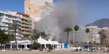 La chispa de una freidora provoca un incendio en un chiringuito de Fuengirola