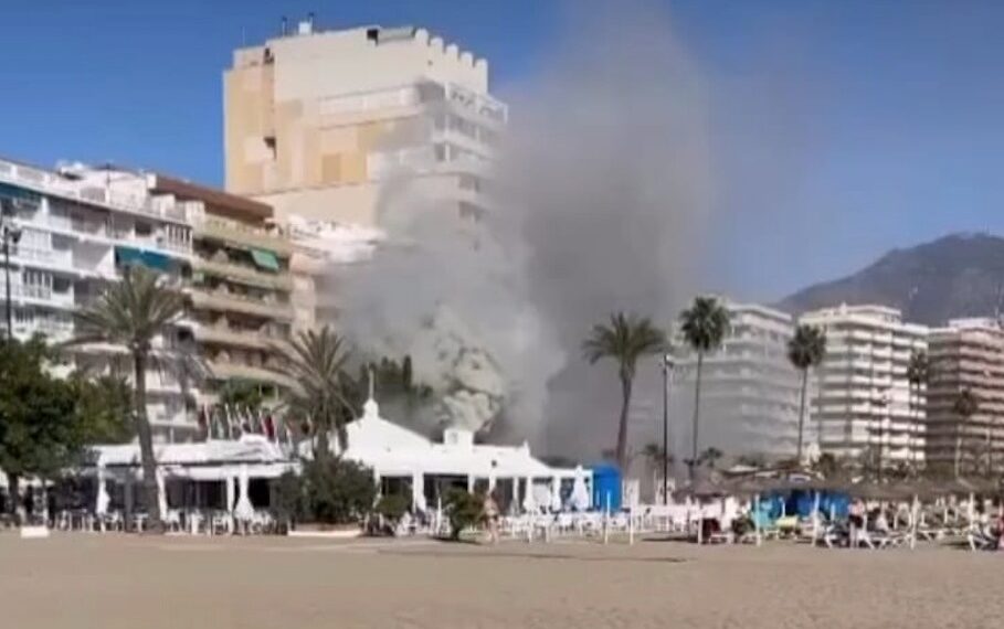 La chispa de una freidora provoca un incendio en un chiringuito de Fuengirola