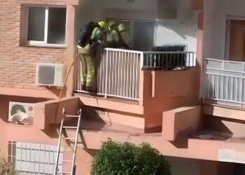 Incendio en el interior de una vivienda en la Calle Luis Vives en Arroyo de la Miel
