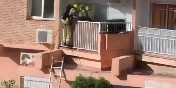Incendio en el interior de una vivienda en la Calle Luis Vives en Arroyo de la Miel