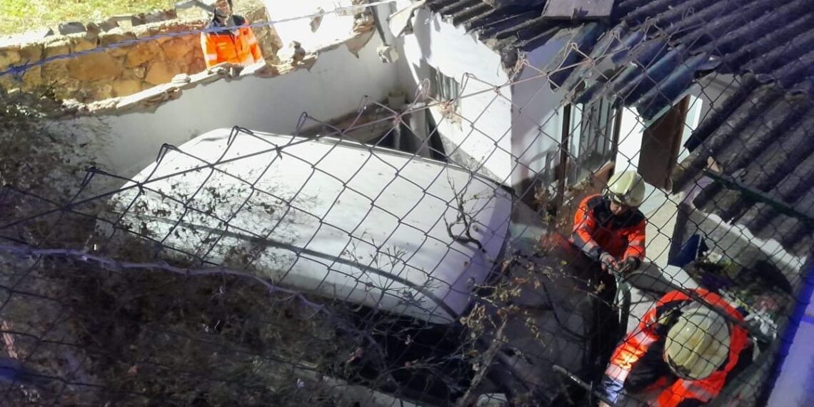 Herida tras estrellar su vehículo contra el salón de una vivienda en Casarabonela