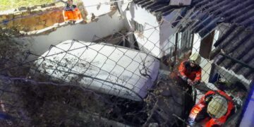 Herida tras estrellar su vehículo contra el salón de una vivienda en Casarabonela