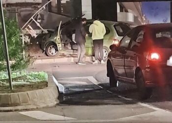 Un vehículo colisiona contra una caseta en una rotonda de Torremolinos