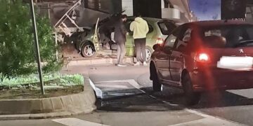 Un vehículo colisiona contra una caseta en una rotonda de Torremolinos