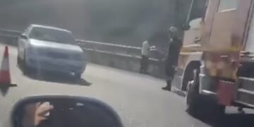 Accidente en la AP-7: Una colisión entre un turismo y un camión se salda con una herida en Torremolinos