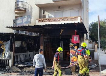 Un incendio calcina el Orient Palace de Benalmádena