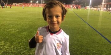 El pequeño Marco Villena, jugador del Manilva, entrena con el Sevilla FC