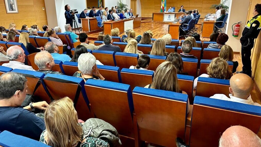 Fuengirola rechaza la amnistía y convoca una concentración en defensa del Estado de Derecho el domingo