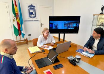 Ana Mula se reúne con Acosol y Gestagua para buscar soluciones a las restricciones que se están produciendo en zonas de Fuengirola