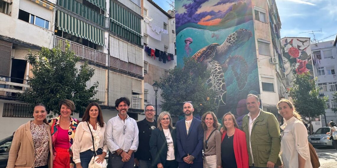 Una veintena de obras de arte urbano componen el Paseo de los Murales de Fuengirola