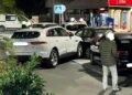 Un vehículo colisiona contra otros turismos que estaban estacionados en el centro de Marbella