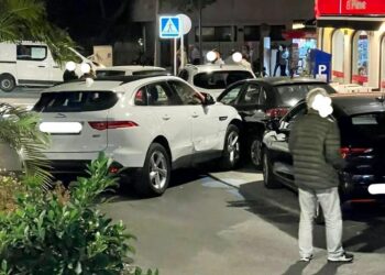 Un vehículo colisiona contra otros turismos que estaban estacionados en el centro de Marbella