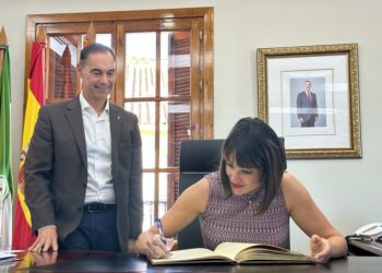 Irene Villa agradece la muestras de cariño de los vecinos de Benalmádena y firma el libro de Honor