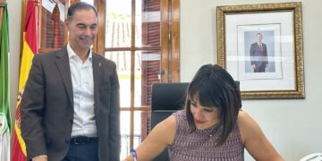 Irene Villa agradece la muestras de cariño de los vecinos de Benalmádena y firma el libro de Honor