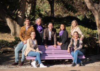 Benalmádena se suma a conmemoración del 25N con un banco morado en el corazón del Parque de la Paloma