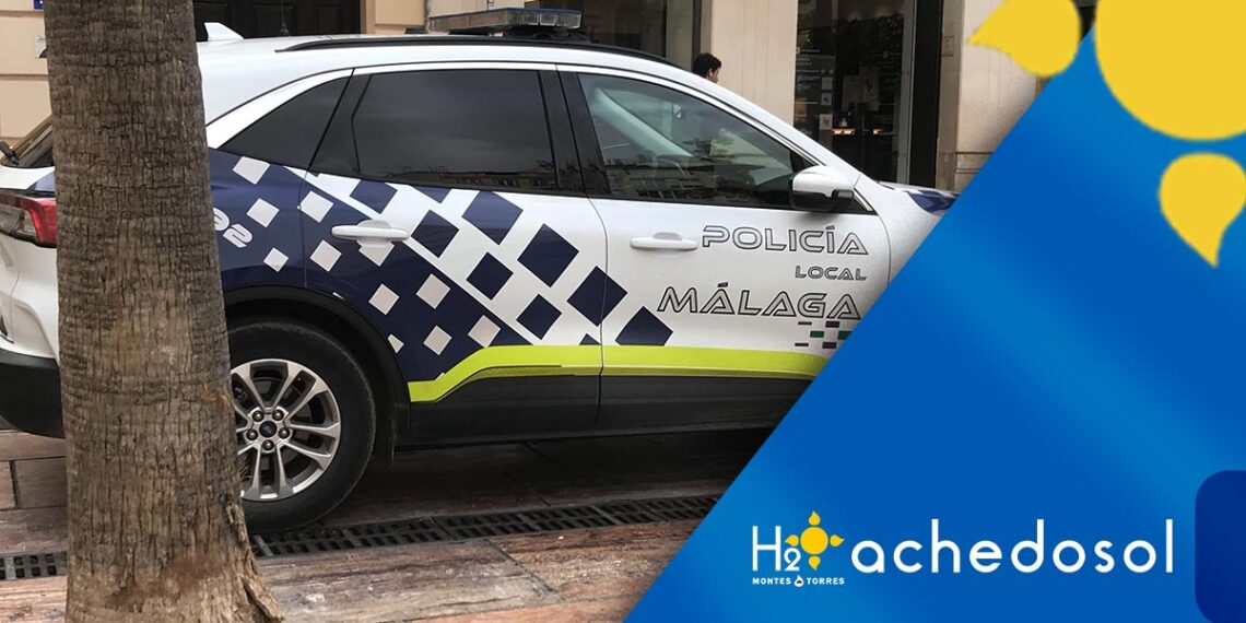 Un ciudadano entrega a la Policía Local de Málaga una cartera con 930 euros que encontró en la calle