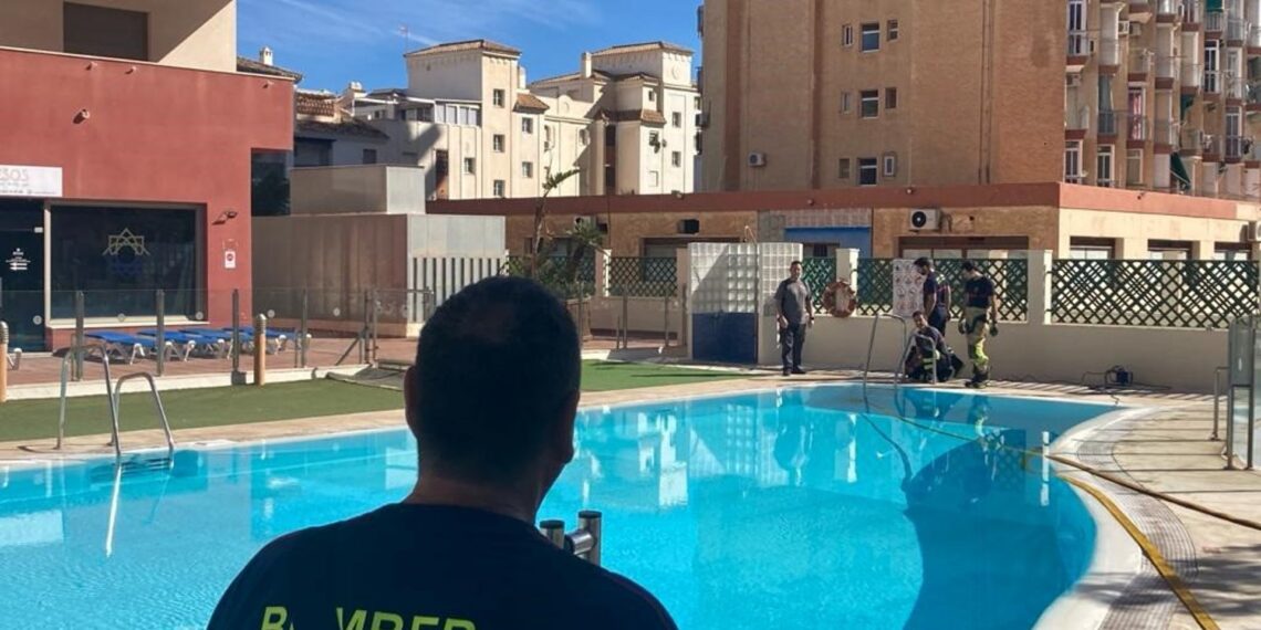 Un hotel de Benalmádena dona el agua de su piscina al Ayuntamiento para regar jardines y limpiar contenedores