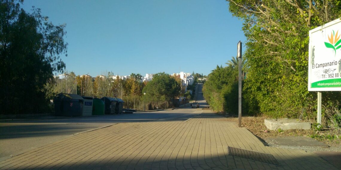 El Ayuntamiento de Estepona ordena limpiar la calle Caserío tras las quejas de los vecinos