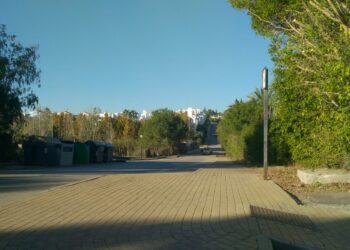 El Ayuntamiento de Estepona ordena limpiar la calle Caserío tras las quejas de los vecinos