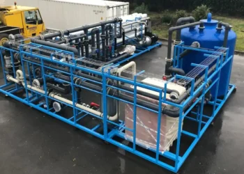 Juanma Moreno plantea instalar una desaladora portátil en Marbella