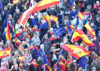 Miles de personas se concentran en la plaza de Cibeles contra la amnistía
