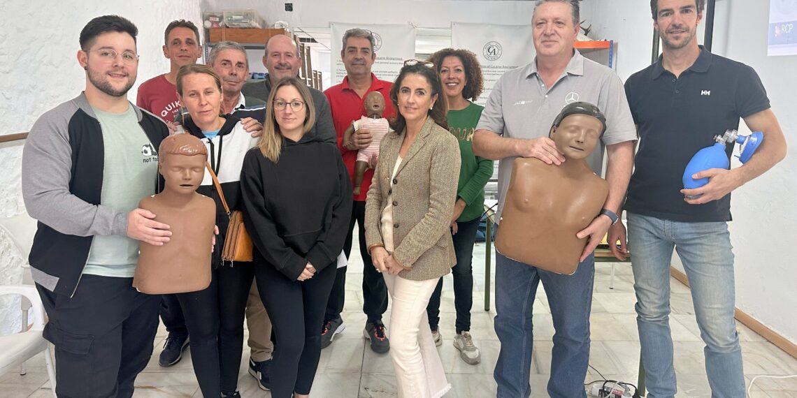El extrarradio de Estepona ya está dentro de la red de espacios municipales cardioprotegidos