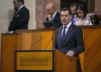 Moreno anuncia que Andalucía destinará tres millones para poner en marcha la figura del asistente a enfermos de ELA