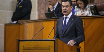 Moreno anuncia que Andalucía destinará tres millones para poner en marcha la figura del asistente a enfermos de ELA