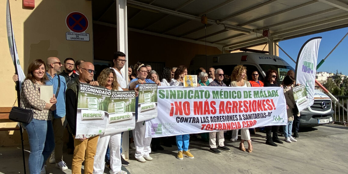 Médicos de Málaga se manifiestan tras la última agresión a una compañera en Coín