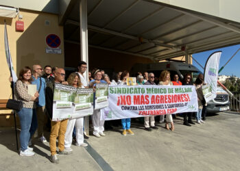 Médicos de Málaga se manifiestan tras la última agresión a una compañera en Coín