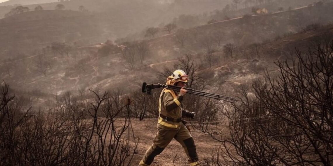 Continúa la lucha contra el incendio forestal declarado en Mijas, que está estabilizado