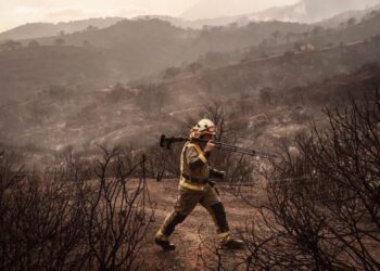 Continúa la lucha contra el incendio forestal declarado en Mijas, que está estabilizado