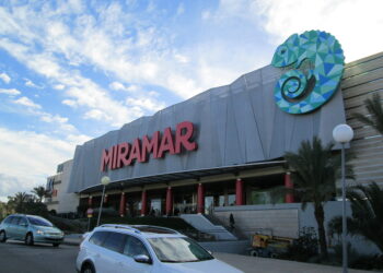 Fallece una persona tras precipitarse de una altura de 25 metros en el Centro Comercial Miramar