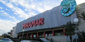 Fallece una persona tras precipitarse de una altura de 25 metros en el Centro Comercial Miramar