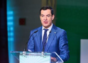 Moreno pide a Sánchez 17.800 millones para Andalucía tras su «cesión a ERC y Junts» y un fondo para recuperar 15.000