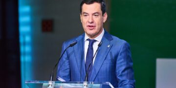 Moreno pide a Sánchez 17.800 millones para Andalucía tras su «cesión a ERC y Junts» y un fondo para recuperar 15.000