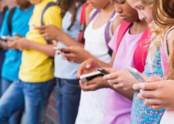 Andalucía limitará el uso de los móviles en las aulas y prohibirá la bebida de energéticos y vapers a menores