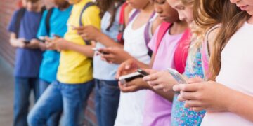 Andalucía limitará el uso de los móviles en las aulas y prohibirá la bebida de energéticos y vapers a menores