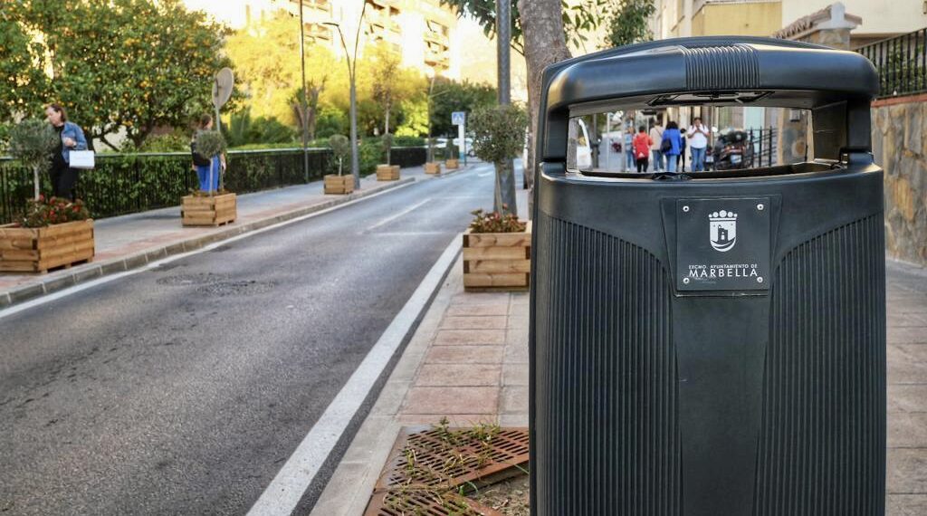 Marbella renueva un centenar de papeleras de alta capacidad y alcanza ya el millar de unidades sustituidas