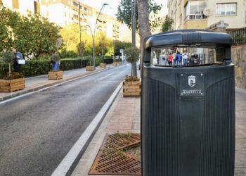 Marbella renueva un centenar de papeleras de alta capacidad y alcanza ya el millar de unidades sustituidas