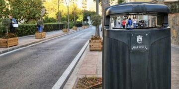 Marbella renueva un centenar de papeleras de alta capacidad y alcanza ya el millar de unidades sustituidas