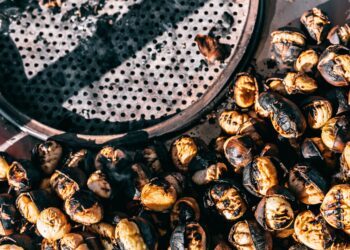 Marbella celebra con castañas su tradicional Tostón