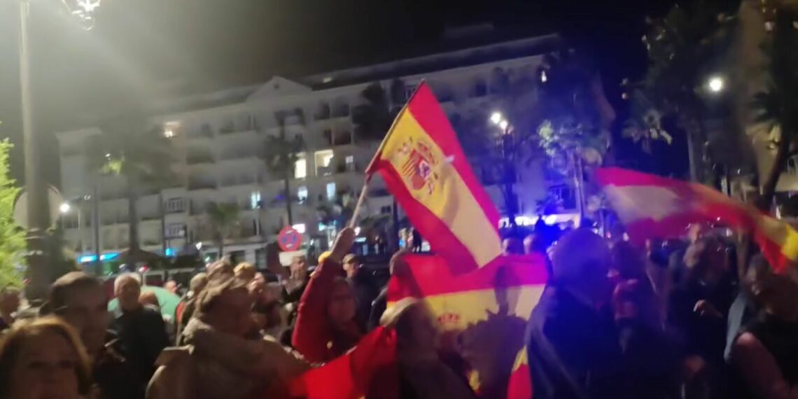 Denuncian ante la Fiscalía la protesta convocada anoche frente a la sede del PSOE de Estepona