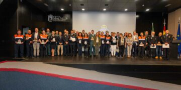 Ángeles Muñoz destaca el «servicio esencial» que prestan los voluntarios de Protección Civil en Marbella