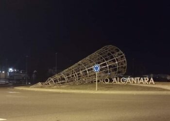 Las fuertes rachas de viento provocan caídas de árboles y decorados navideños en la Costa del Sol