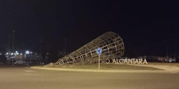 Las fuertes rachas de viento provocan caídas de árboles y decorados navideños en la Costa del Sol