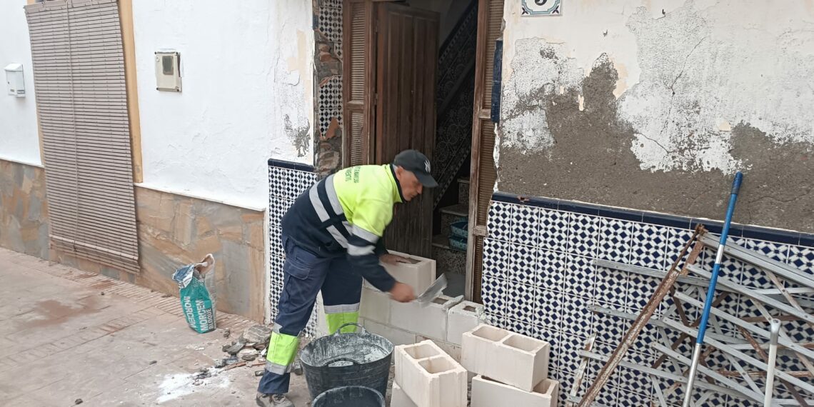 La Policía Local de Manilva desaloja a unos okupas de la calle Domínguez